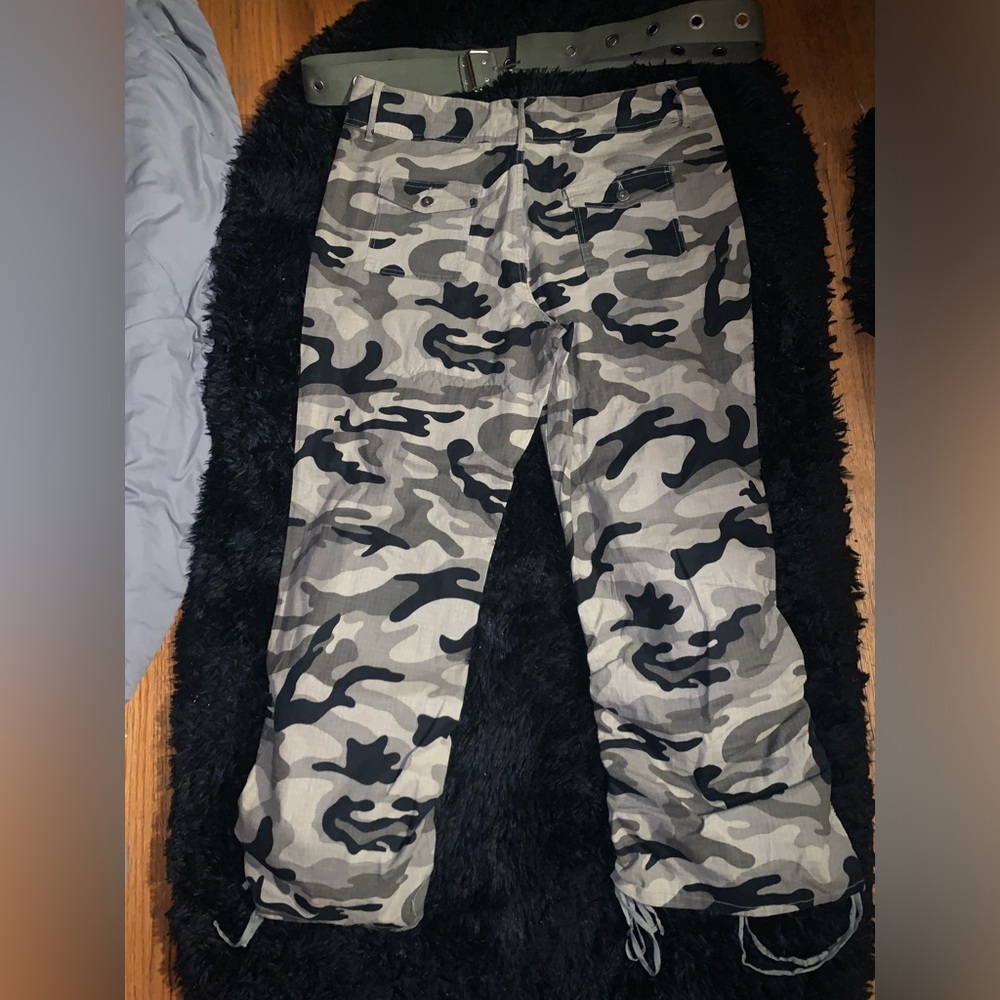 baggy streetwear camo pants with belt